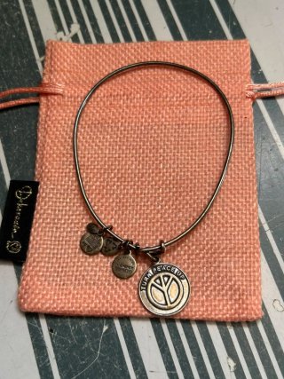 Pulsera ajustable "Turn Peace Up" de Alex and Ani