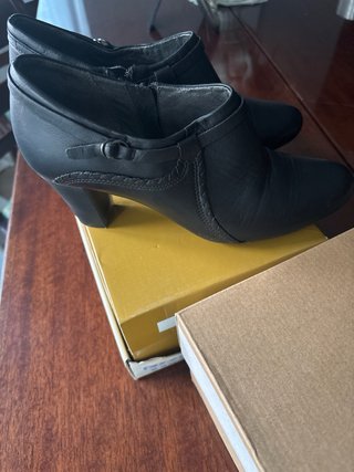 Zapatos de vestir, de piel, en color negro.