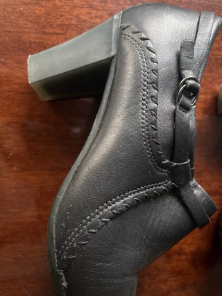 Zapatos de vestir, de piel, en color negro.