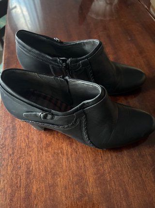 Zapatos de vestir, de piel, en color negro.
