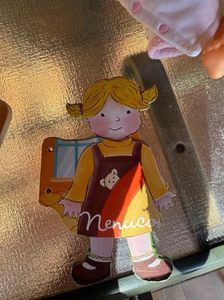 Nenuca con uniforme y pizarra colegio