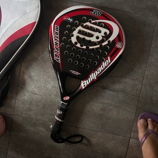 Pala de pádel Bullpadel con funda