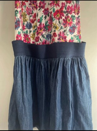 Vestido floral con falda vaquera