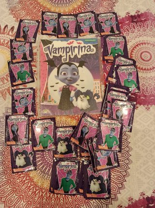 Álbum de cromos Vampirina y  35 SOBRES DE cromos.