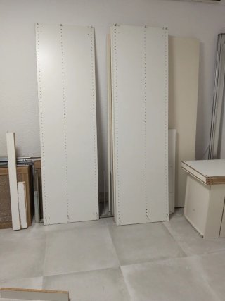 Armadio a porte scorrevoli beige.