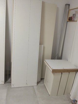 Armadio a porte scorrevoli beige.