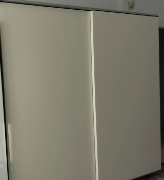 Armadio a porte scorrevoli beige.