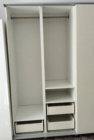 Armadio a porte scorrevoli beige.