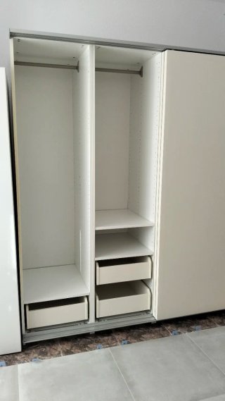 Armadio a porte scorrevoli beige.