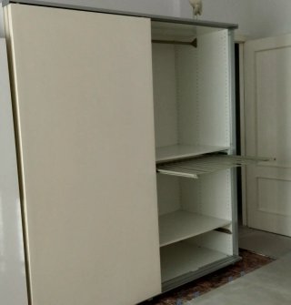 Armadio a porte scorrevoli beige.