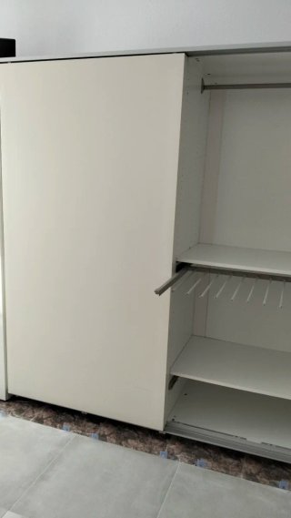 Armadio a porte scorrevoli beige.