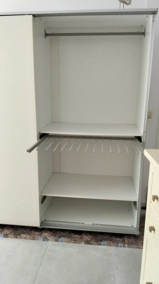 Armadio a porte scorrevoli beige.