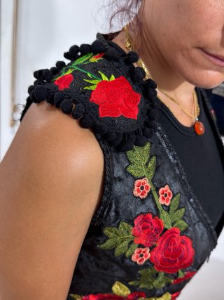 Chaleco negro bordado flores rojas