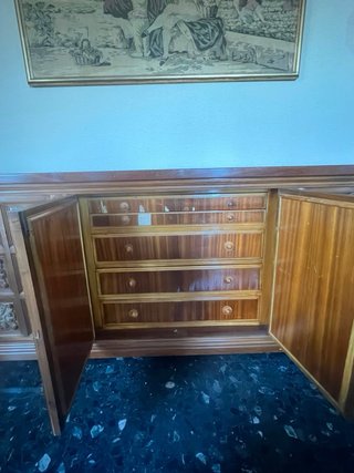 Cómoda antigua de madera y ceramica.