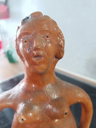 Botijo de barro antiguo figura mujer