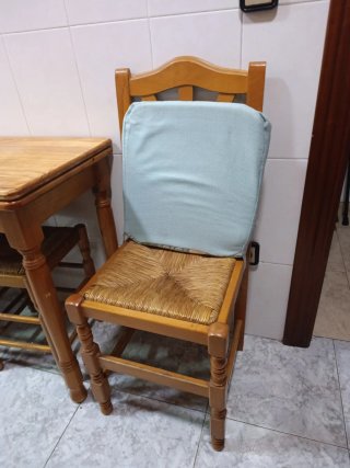 Conjunto mesa, 2 sillas y 2 taburetes de cocina