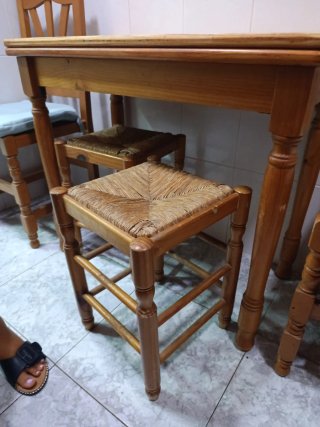 Conjunto mesa, 2 sillas y 2 taburetes de cocina