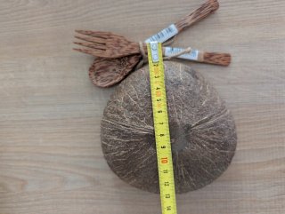 Ciotola di cocco con posate in legno
