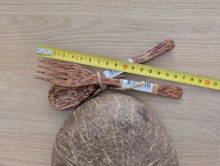 Ciotola di cocco con posate in legno