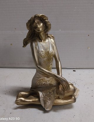 Figura Joven Sentada Dorada y Blanca