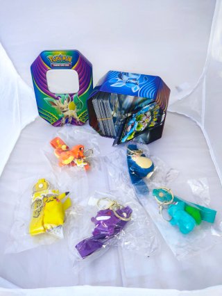 Super Pack Pokémon: Lata, Cartas y Llaveros