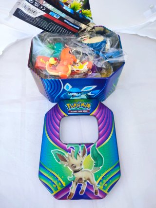 Super Pack Pokémon: Lata, Cartas y Llaveros