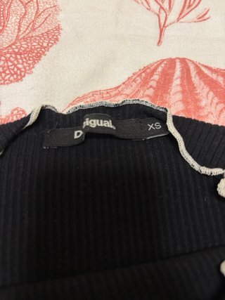 Camiseta Desigual flores negra