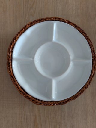 Plato para aperitivos con cesto de mimbre. Usado e
