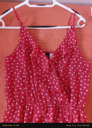 Vestido corto vaporoso  de lunares rojo.