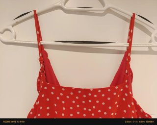 Vestido corto vaporoso  de lunares rojo.