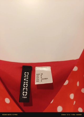 Vestido corto vaporoso  de lunares rojo.