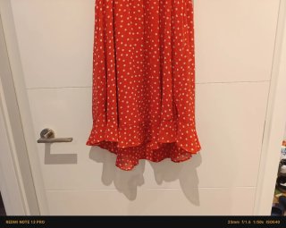 Vestido corto vaporoso  de lunares rojo.
