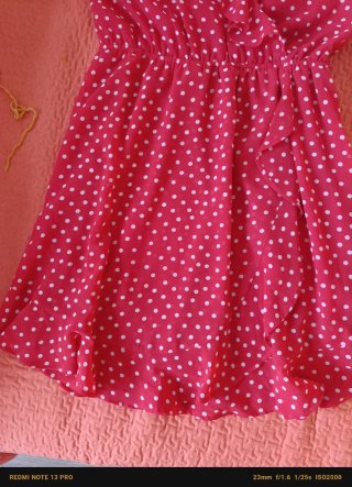 Vestido corto vaporoso  de lunares rojo.