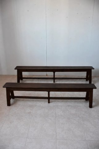 Antiguos bancos rústicos de madera