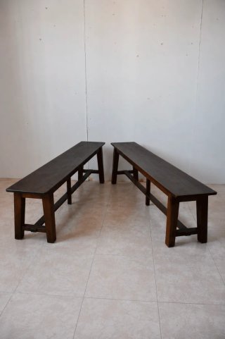 Antiguos bancos rústicos de madera