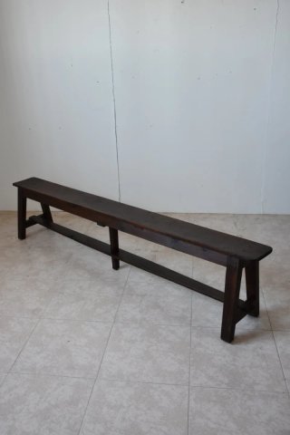 Antiguos bancos rústicos de madera