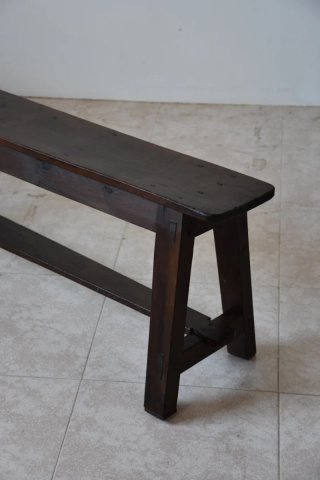Antiguos bancos rústicos de madera