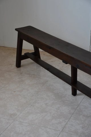 Antiguos bancos rústicos de madera