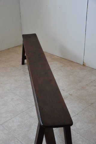 Antiguos bancos rústicos de madera