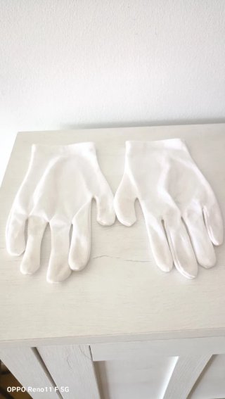 Guantes blancos