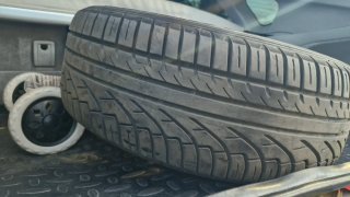 Neumático michelin de coche con llanta