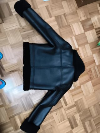 Chaqueta efecto piel negra