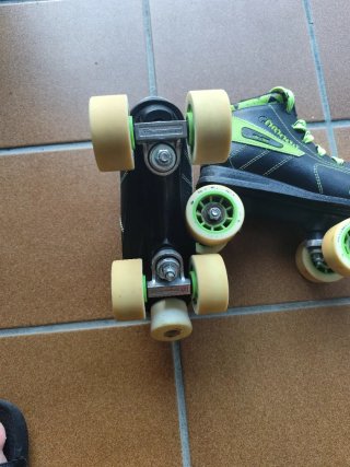 Patines de hockey negros con cordones verdes