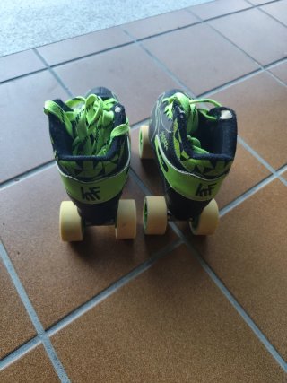 Patines de hockey negros con cordones verdes
