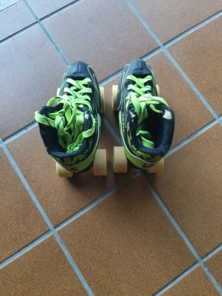 Patines de hockey negros con cordones verdes