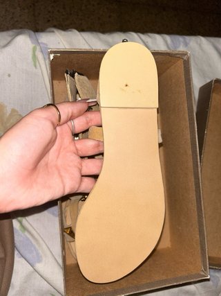 Sandalias Beige y Doradas con Tachuelas