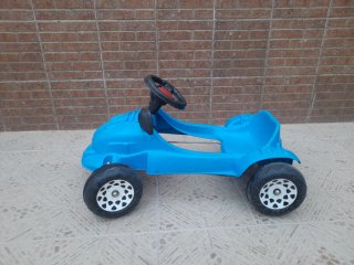 Coche infantil azul a pedales