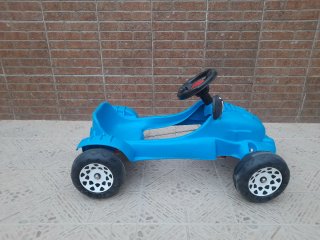 Coche infantil azul a pedales