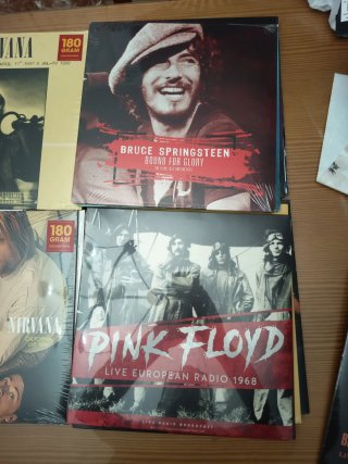 Vinilos precintados 1 x 25 euros,2 x 45 euros