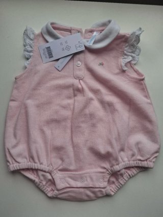 Pelele rosa bebé con cuello blanco